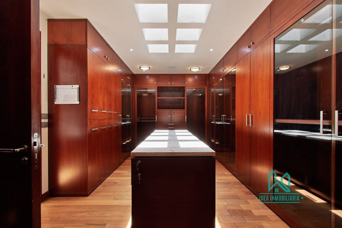 Casa En Venta En La Herradura Con Elevador