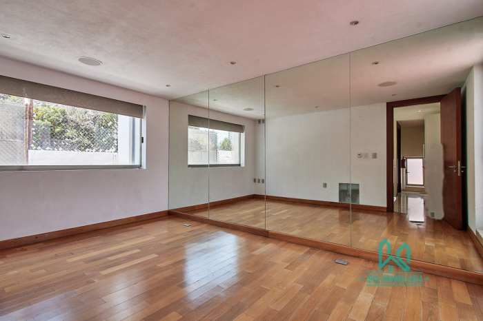 Casa En Venta En La Herradura Con Elevador