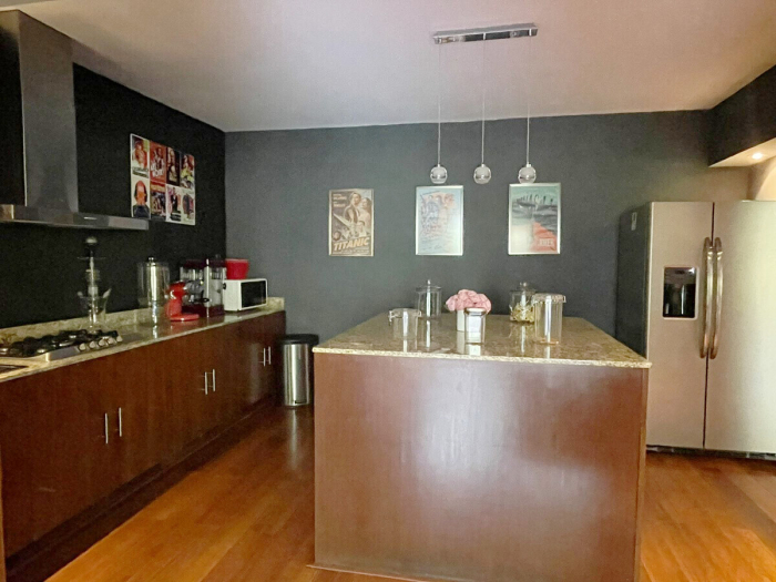 CASA VENTA LOMAS DE LAS PALMAS �?? CALLE CON SEGURIDAD 24/7