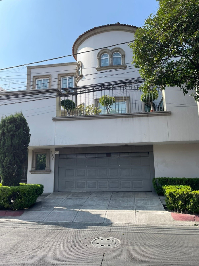 Tecamachalco, Av de los Bosques. Venta Casa con JardÃ­n $14,000,000 MN