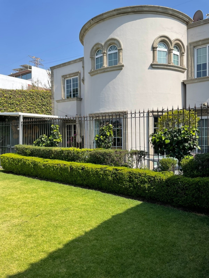 Tecamachalco, Av De Los Bosques. Venta Casa Con Jardín $14,000,000 MN