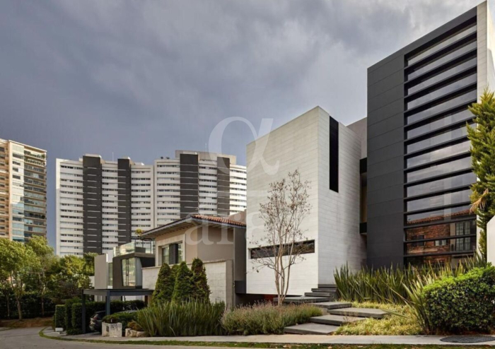 Moderna Residencia en Venta en Cumbres de Santa Fé