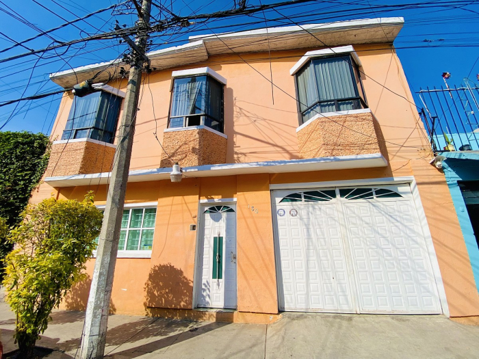 Casa en venta, con departamento independiente incluido, en Gustavo A. Madero