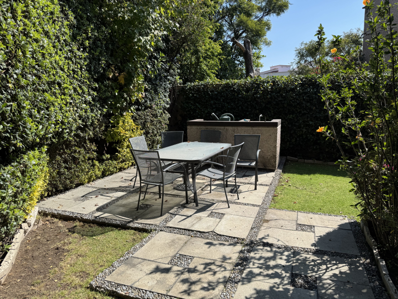 CASA EN VENTA EN PRIVADA TOTALMENTE REMODELADA - AV. CLUB DE GOLF - PLACET -INTERLOMAS