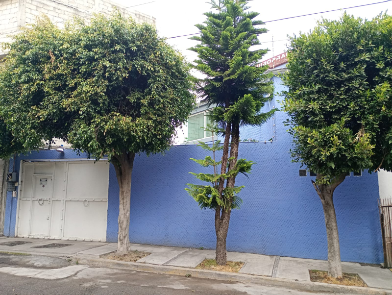 Venta De Casa Con Jardín Y Uso De Suelo Mixto