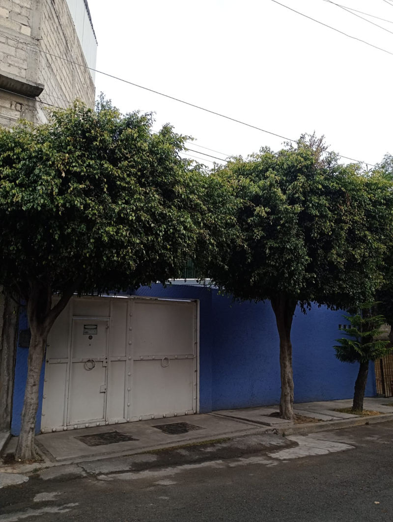 Venta De Casa Con Jardín Y Uso De Suelo Mixto