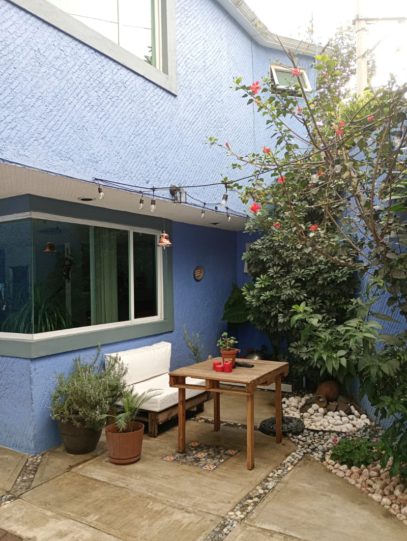 Venta de casa con jardÃ­n y uso de suelo mixto