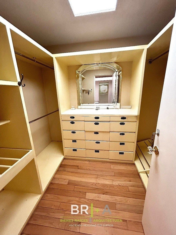 CASA En VENTA En BOSQUES De Las LOMAS.