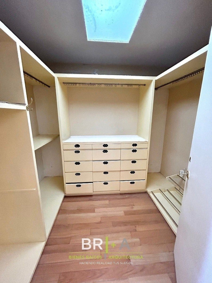 CASA En VENTA En BOSQUES De Las LOMAS.