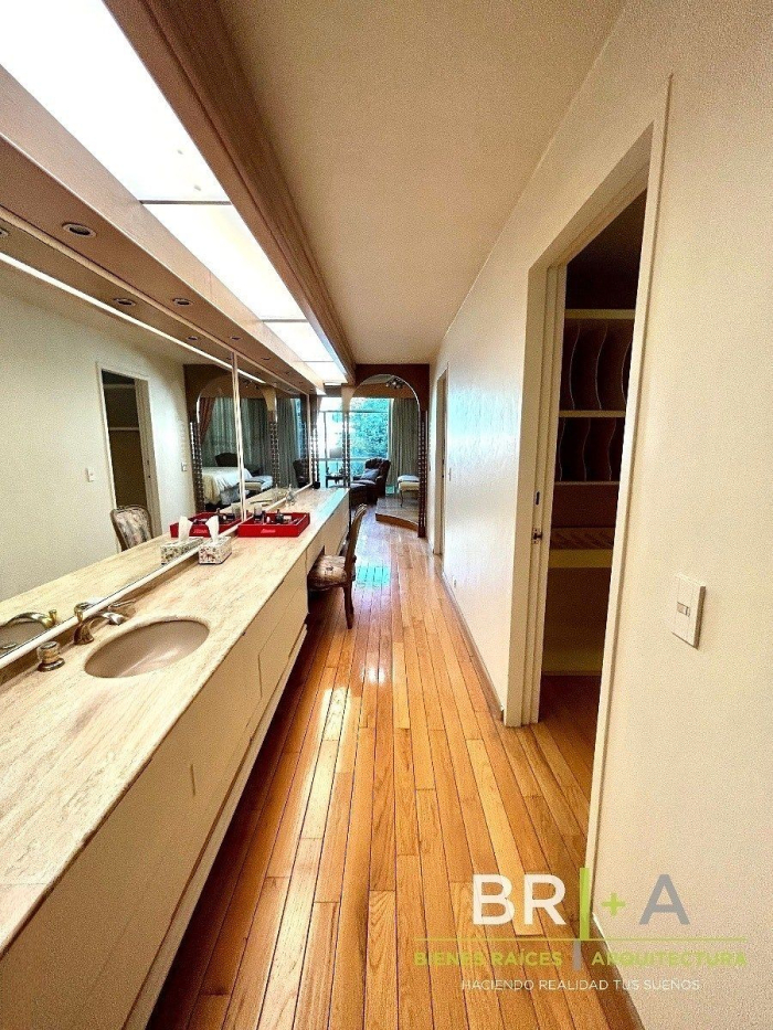 CASA En VENTA En BOSQUES De Las LOMAS.