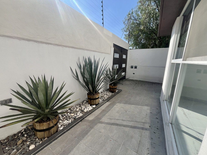 vendo casa remodelada, en privada, doble terraza, en el corazón de cd. satélite