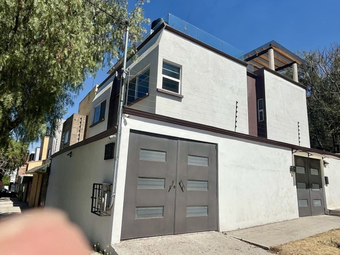 vendo casa remodelada, en privada, doble terraza, en el corazón de cd. satélite