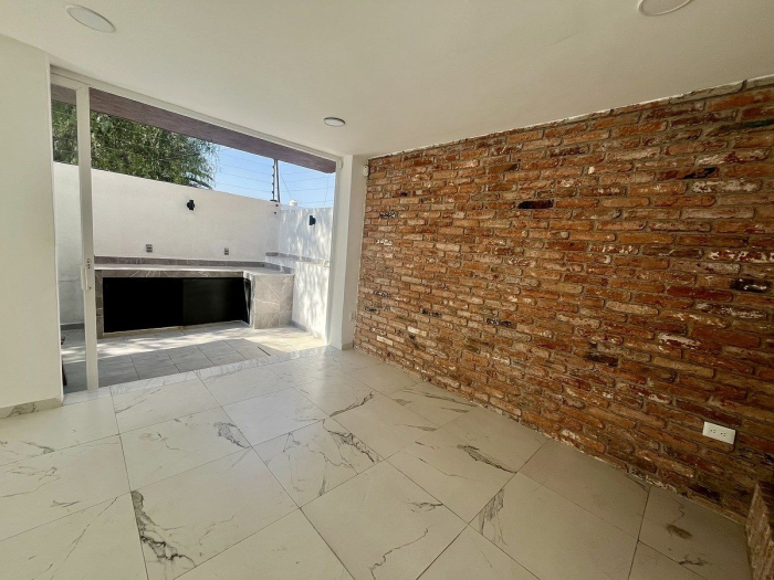 vendo casa remodelada, en privada, doble terraza, en el corazón de cd. satélite