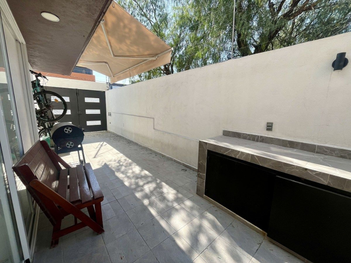 vendo casa remodelada, en privada, doble terraza, en el corazón de cd. satélite