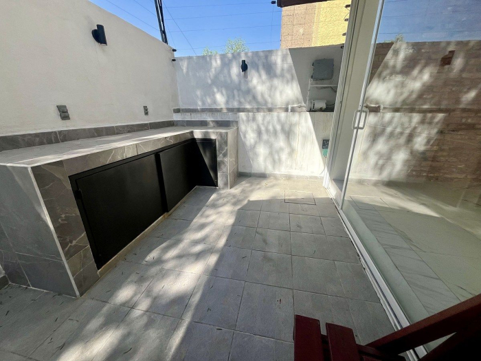 vendo casa remodelada, en privada, doble terraza, en el corazón de cd. satélite
