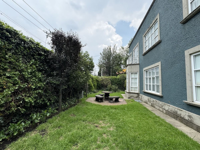 oportunidad linda casa para remodelar con jardín en las lomas de chapultepec