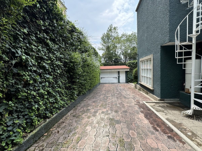 oportunidad linda casa para remodelar con jardín en las lomas de chapultepec