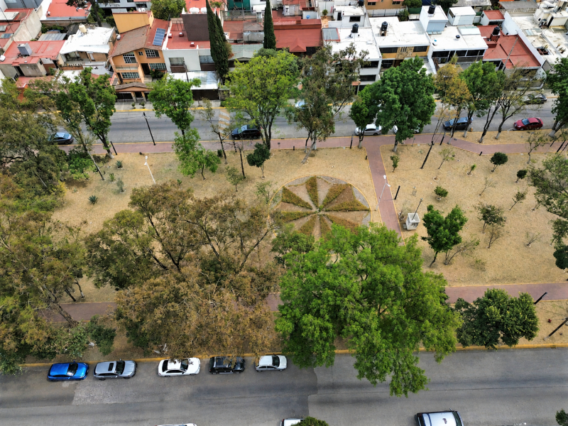 ARBOLEDAS AMPLIA CASA FRENTE A PARQUE