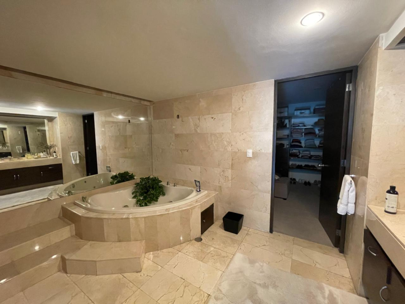 Venta Departamento Bosques De Las Lomas. Extraordinaria Vista. 