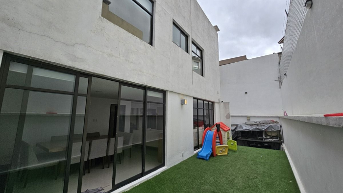 VENTA CASA EN LAS AGUILAS