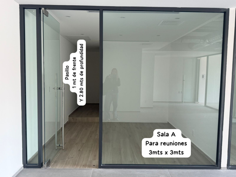 oficina con balcón e iluminación natural a pasos del ángel