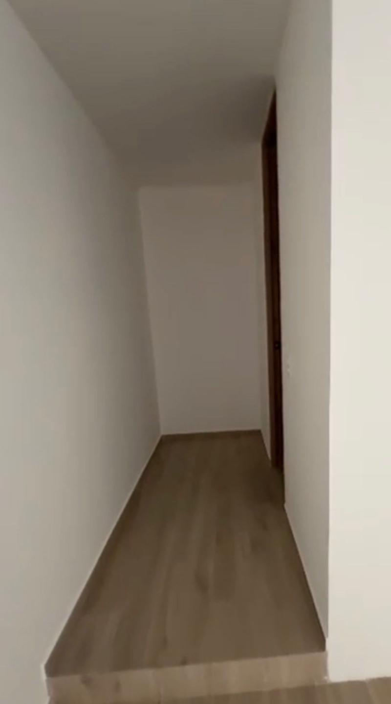 oficina con balcón e iluminación natural a pasos del ángel