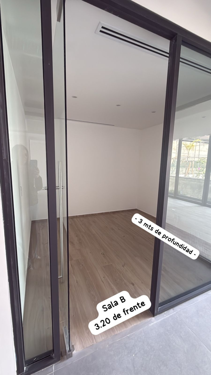 oficina con balcón e iluminación natural a pasos del ángel