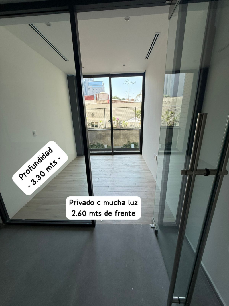 oficina con balcón e iluminación natural a pasos del ángel