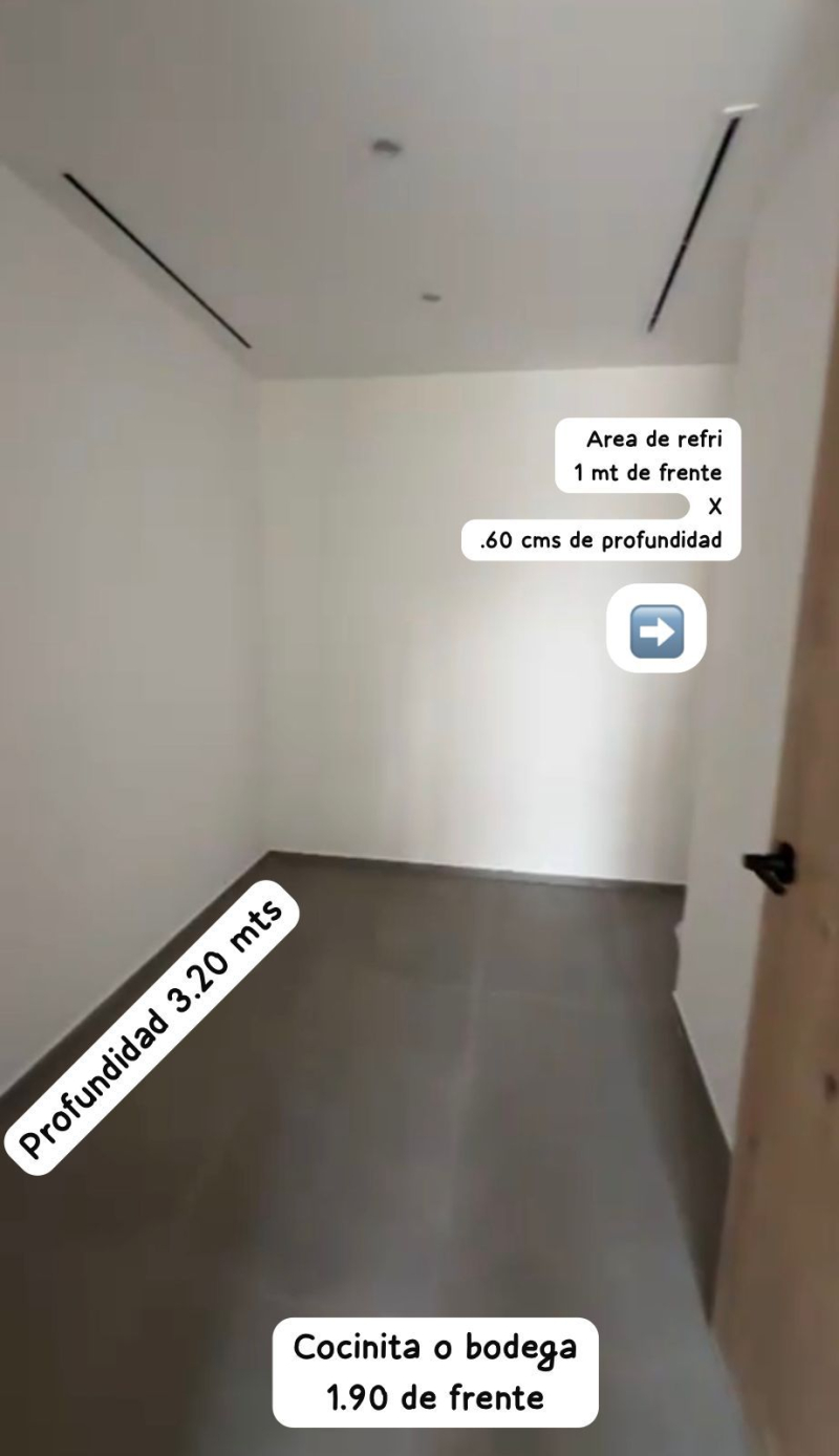 oficina con balcón e iluminación natural a pasos del ángel