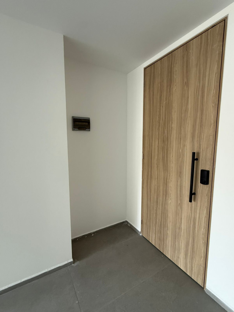 oficina con balcón e iluminación natural a pasos del ángel