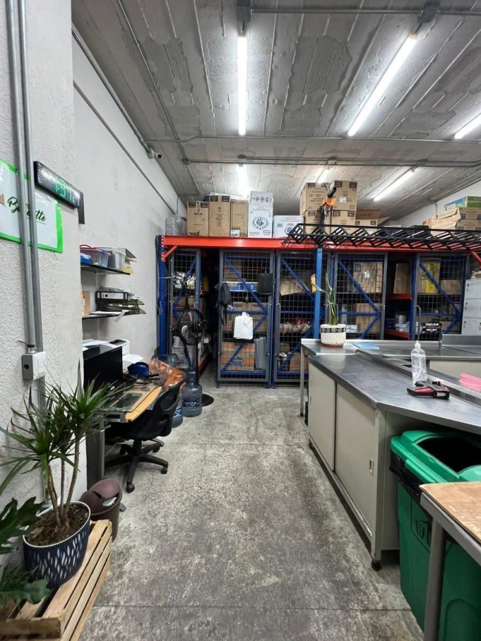 vendo local en av constituyentes col daniel garza