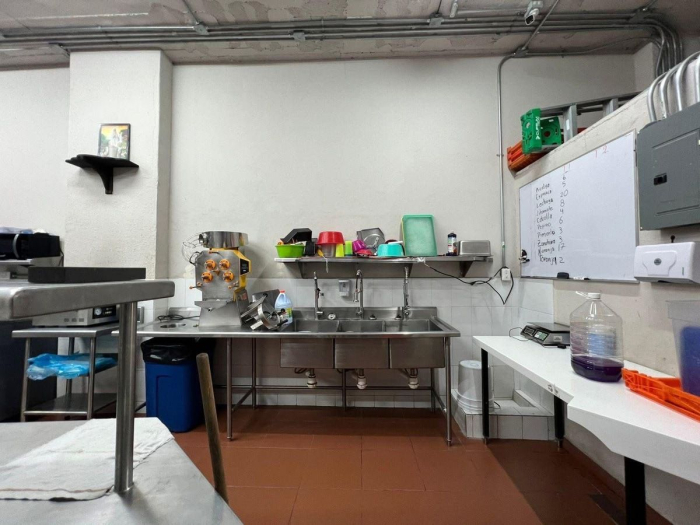 vendo local en av constituyentes col daniel garza