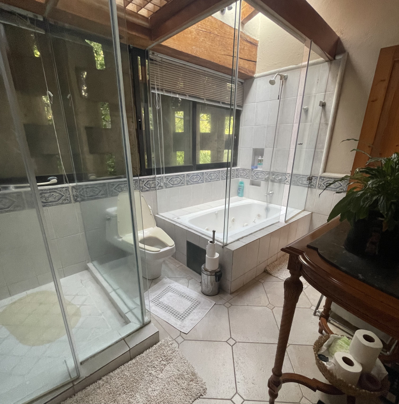 Venta Casa De Dos Niveles, 4 Recámaras Y Jardín, En Fraccionamiento Con Seguridad