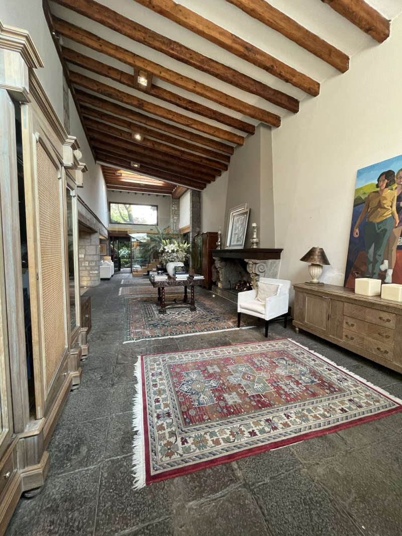 Venta Casa De Dos Niveles, 4 Recámaras Y Jardín, En Fraccionamiento Con Seguridad