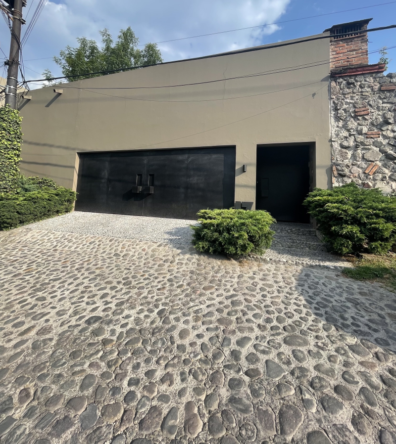 Venta Casa De Dos Niveles, 4 Recámaras Y Jardín, En Fraccionamiento Con Seguridad