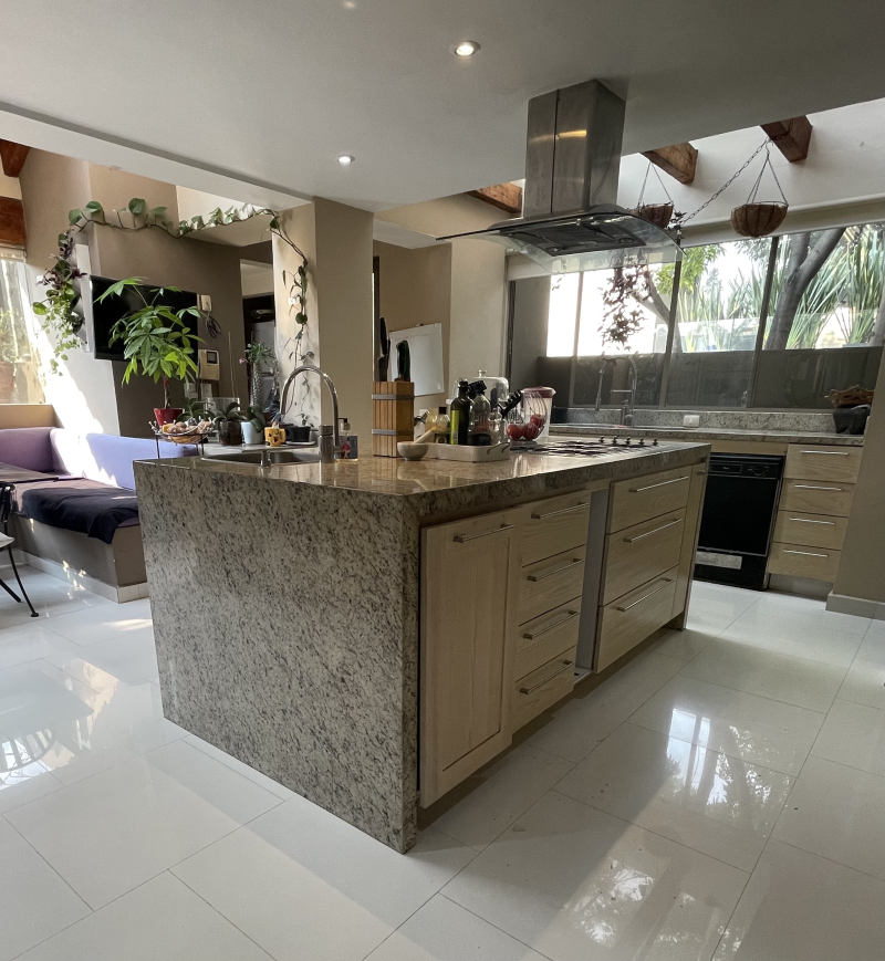 Venta Casa De Dos Niveles, 4 Recámaras Y Jardín, En Fraccionamiento Con Seguridad