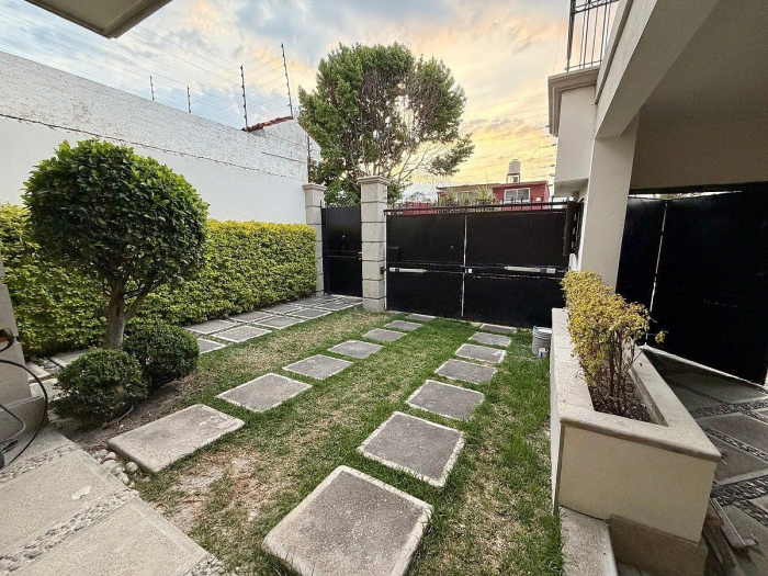 Casa En Renta Para Estrenar. Lomas De La Herradura: Luminosa, Amplia, Jardín