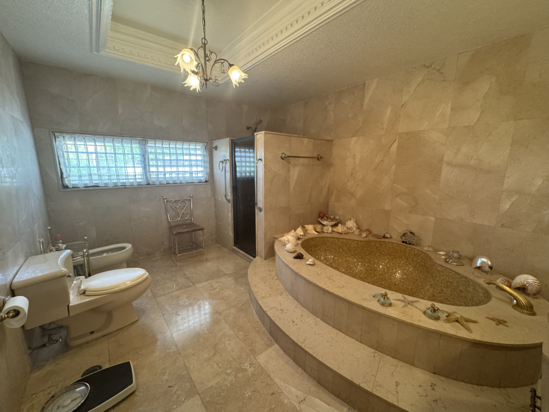 CASA EN VENTA - EN UN NIVEL CON JARDÍN ESPECTACULAR- BOSQUE DE SAUCES - BOSQUES DE LAS LOMAS 