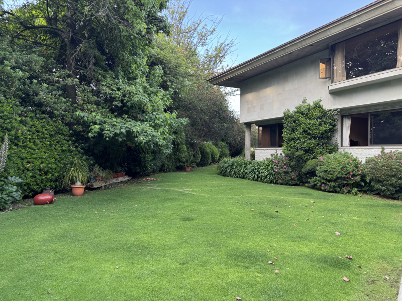 CASA EN VENTA - EN UN NIVEL CON JARDÍN ESPECTACULAR- BOSQUE DE SAUCES - BOSQUES DE LAS LOMAS 