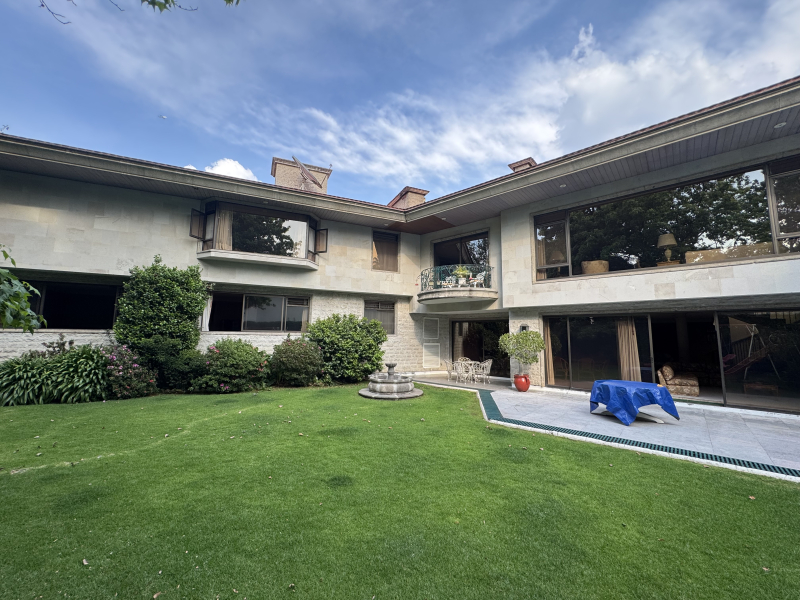 CASA EN VENTA - EN UN NIVEL CON JARDÍN ESPECTACULAR- BOSQUE DE SAUCES - BOSQUES DE LAS LOMAS 