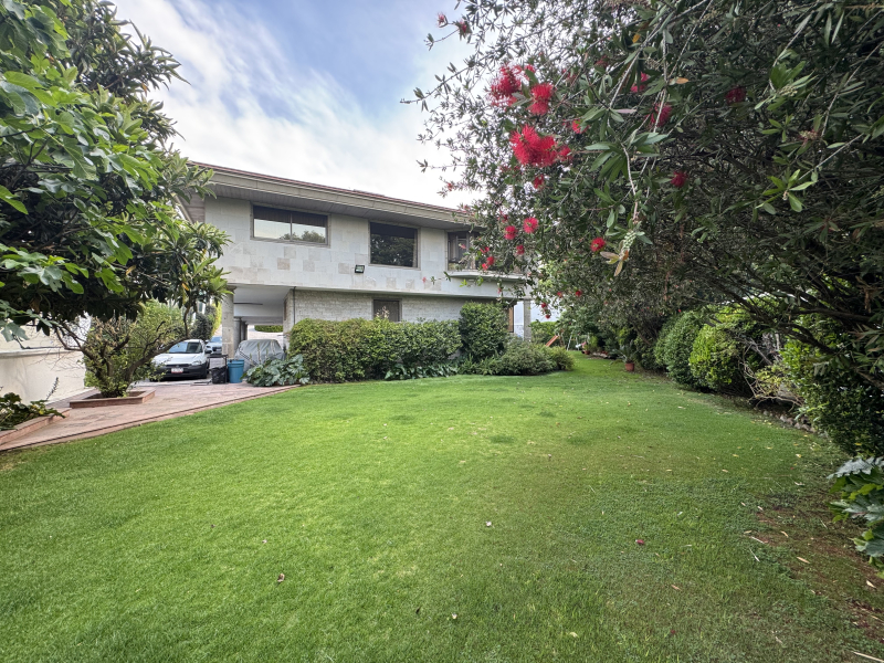 CASA EN VENTA - EN UN NIVEL CON JARDÃN ESPECTACULAR- BOSQUE DE SAUCES - BOSQUES DE LAS LOMAS 
