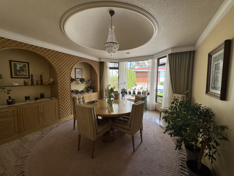 CASA EN VENTA - EN UN NIVEL CON JARDÍN ESPECTACULAR- BOSQUE DE SAUCES - BOSQUES DE LAS LOMAS 