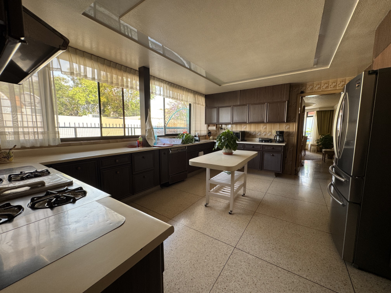 CASA EN VENTA - EN UN NIVEL CON JARDÍN ESPECTACULAR- BOSQUE DE SAUCES - BOSQUES DE LAS LOMAS 