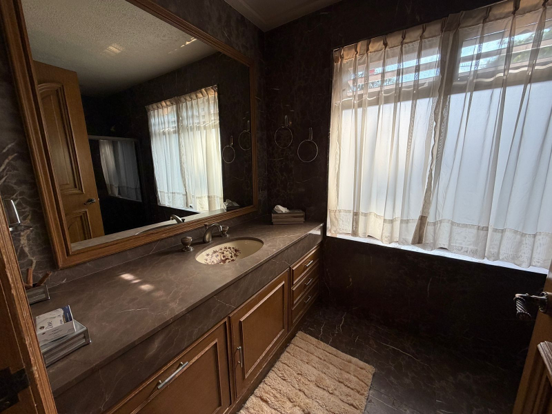 CASA EN VENTA - EN UN NIVEL CON JARDÍN ESPECTACULAR- BOSQUE DE SAUCES - BOSQUES DE LAS LOMAS 