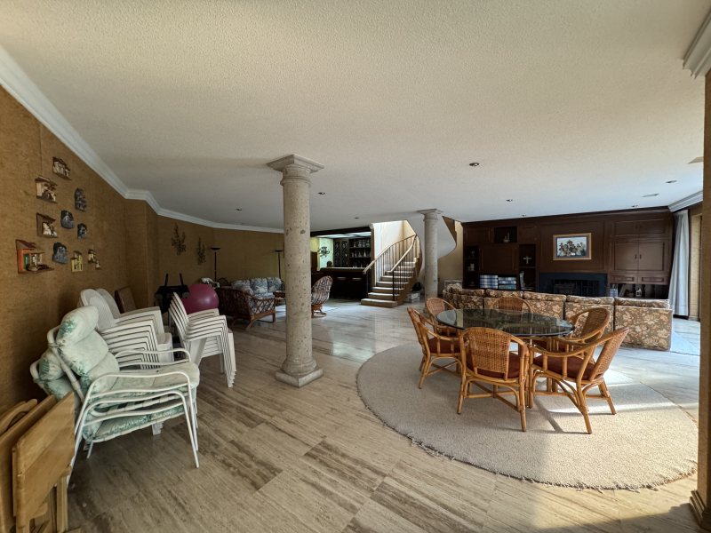 CASA EN VENTA - EN UN NIVEL CON JARDÍN ESPECTACULAR- BOSQUE DE SAUCES - BOSQUES DE LAS LOMAS 