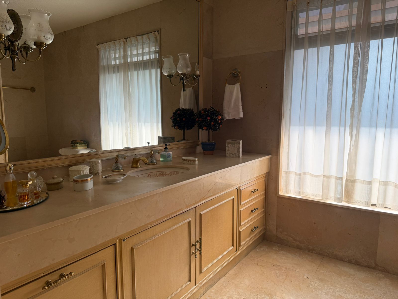 CASA EN VENTA - EN UN NIVEL CON JARDÍN ESPECTACULAR- BOSQUE DE SAUCES - BOSQUES DE LAS LOMAS 