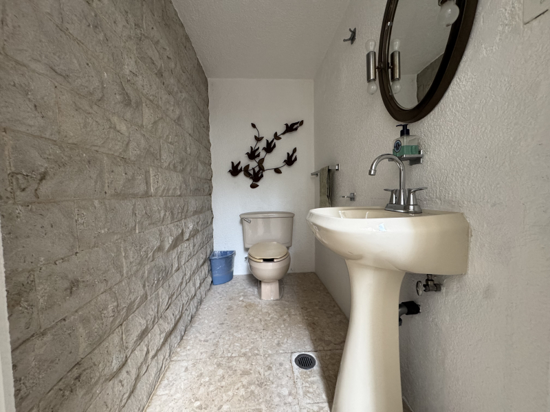 CASA EN VENTA - EN UN NIVEL CON JARDÍN ESPECTACULAR- BOSQUE DE SAUCES - BOSQUES DE LAS LOMAS 