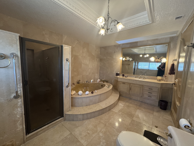 CASA EN VENTA - EN UN NIVEL CON JARDÍN ESPECTACULAR- BOSQUE DE SAUCES - BOSQUES DE LAS LOMAS 