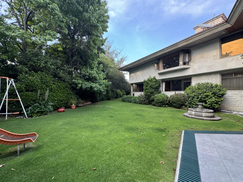 CASA EN VENTA - EN UN NIVEL CON JARDÍN ESPECTACULAR- BOSQUE DE SAUCES - BOSQUES DE LAS LOMAS 