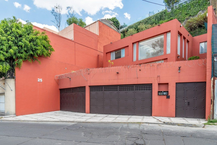 Amplia casa en venta, en Lomas de Tecamachalco, con terraza de 70 metros